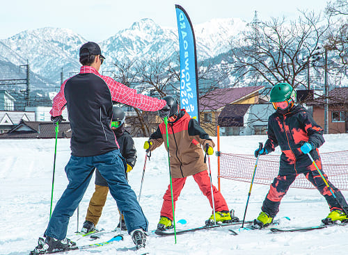 インストラクターによるスキーレッスンの様子