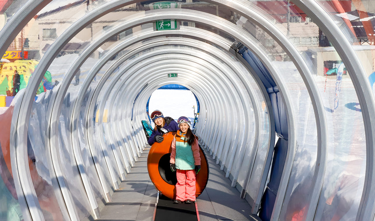 スノーレーサーで滑走する様子