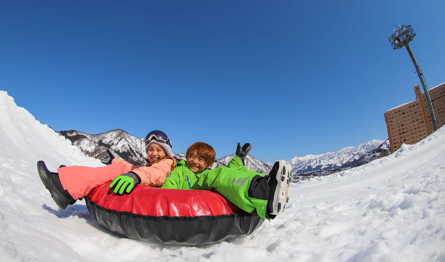 チュービングコースでスノーチューブを楽しむ様子