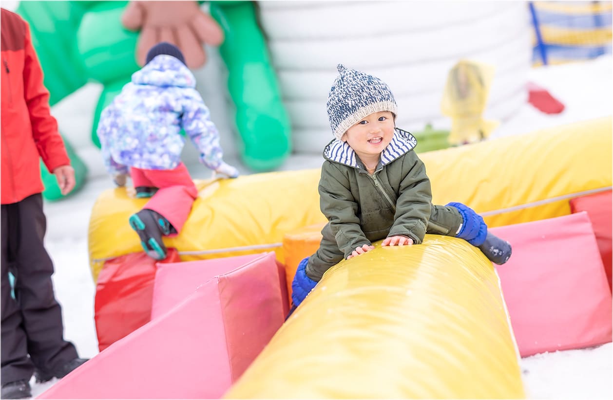雪遊び遊具で遊ぶ子供たち