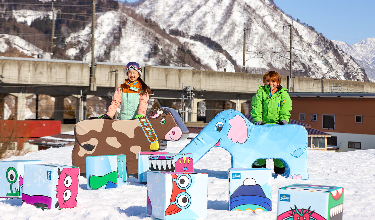 ふわふわエアすべり台を楽しむ様子