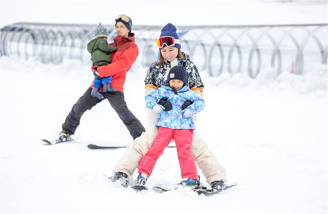 スキーデビューエリアで練習する子供