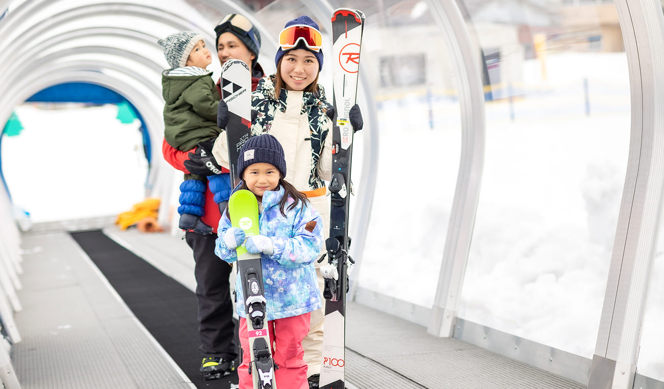 フード付きスノーエスカレータを利用する様子