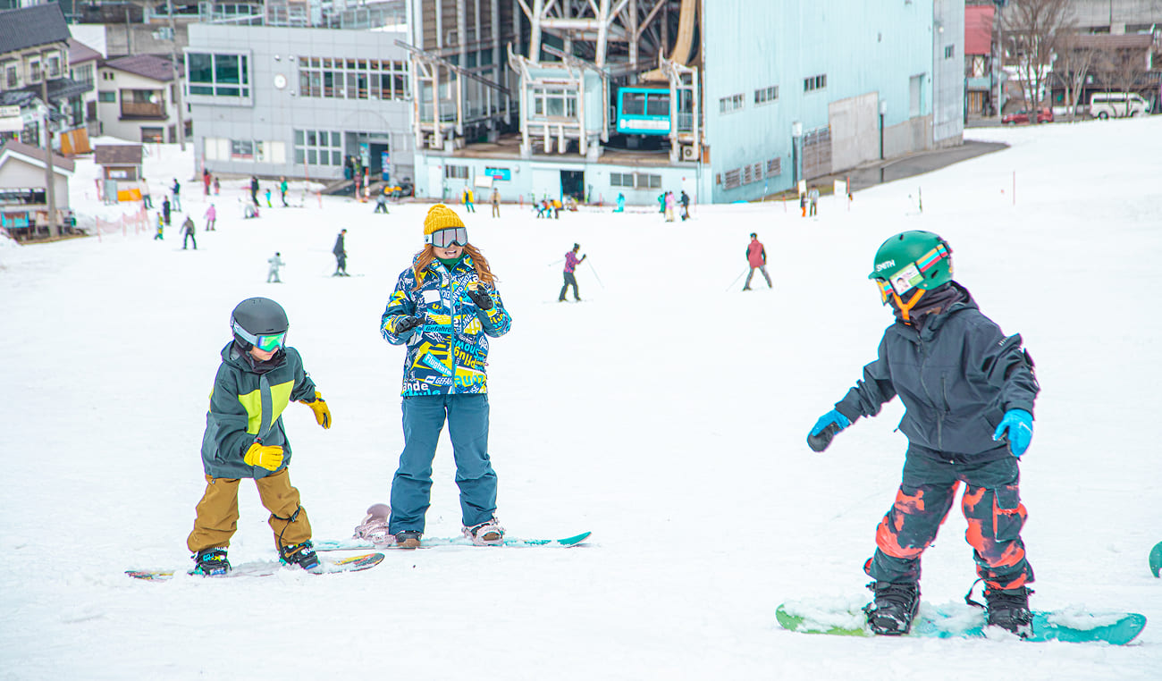 初心者向けスキーコースを滑る様子