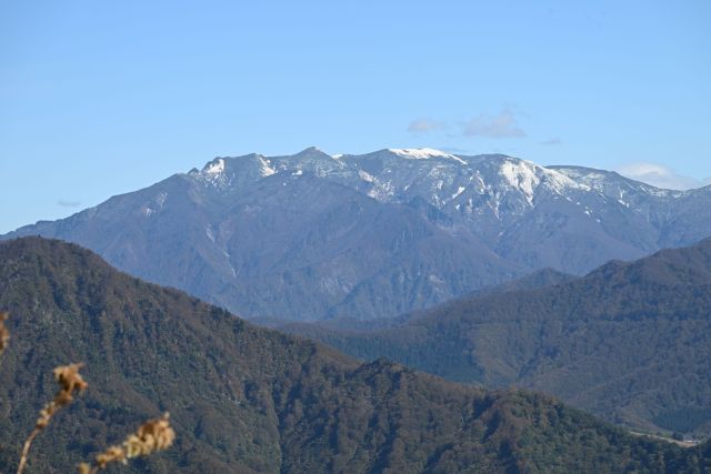 ❄️🍁 秋が深まり、紅葉の見頃を迎えています！ 🍁✨

昨日から今朝にかけて冷え込み、標高2,000m付近では雪が降り、麓では霜が降りたところもありました❄️

遠くの山々は雪化粧🏔️、そして園内は色鮮やかな紅葉に包まれています🍂🍁
雪化粧した山々と紅葉が織りなす、今だけの美しい秋の景色をぜひお楽しみください📸✨

皆さまのお越しをお待ちいたしております🚠

#湯沢高原パノラマパーク #越後湯沢 #新潟 #紅葉 #初冠雪 #越後湯沢ってアリ