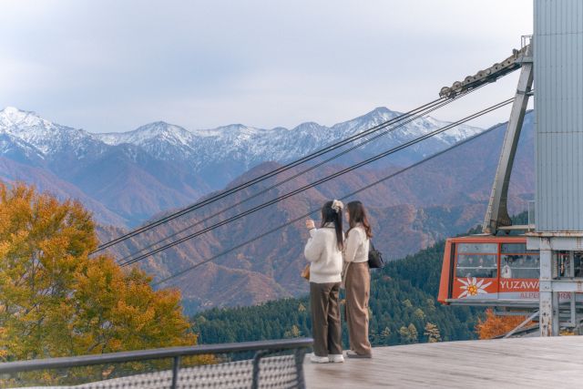 🍁 明日10/29(木)は「三段紅葉」のチャンスかも！？❄️☀️

本日10/28は冷え込み、標高の高い場所では雪が降っているようです⛄️

そして、明日は晴れ予報☀️
もしかすると、山頂の雪・中腹の紅葉・麓の緑が織りなす「三段紅葉」 が楽しめるかもしれません！🍁🏔️🌿

平日ではありますが、この時期ならではの絶景に出会えるチャンス✨
お時間のある方は、湯沢高原へお出かけを計画してみてはいかがでしょうか？😊📸
※山間部へお出かけの際は、道路状況や天候に十分ご注意ください🚗❄️

#湯沢高原パノラマパーク #越後湯沢 #新潟 #紅葉 #初冠雪 #三段紅葉
#越後湯沢ってアリ