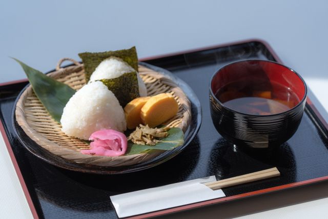 秋の味覚を楽しむなら、やっぱり新米！🍙🍁

展望レストラン「エーデルワイス」では、南魚沼市産コシヒカリの新米を使った「新米おにぎりセット」を販売中です✨

ふっくら炊き上がったツヤツヤの新米は、ひと口食べればお米のおいしさが広がります。
実りの秋ならではの贅沢な味わいを、ぜひご堪能ください😊

美しい景色とともに、秋の味覚を楽しみませんか？🍂

皆さまのお越しをお待ちしております！

#湯沢高原パノラマパーク #越後湯沢 #新潟 #新米 #紅葉 
#越後湯沢ってアリ